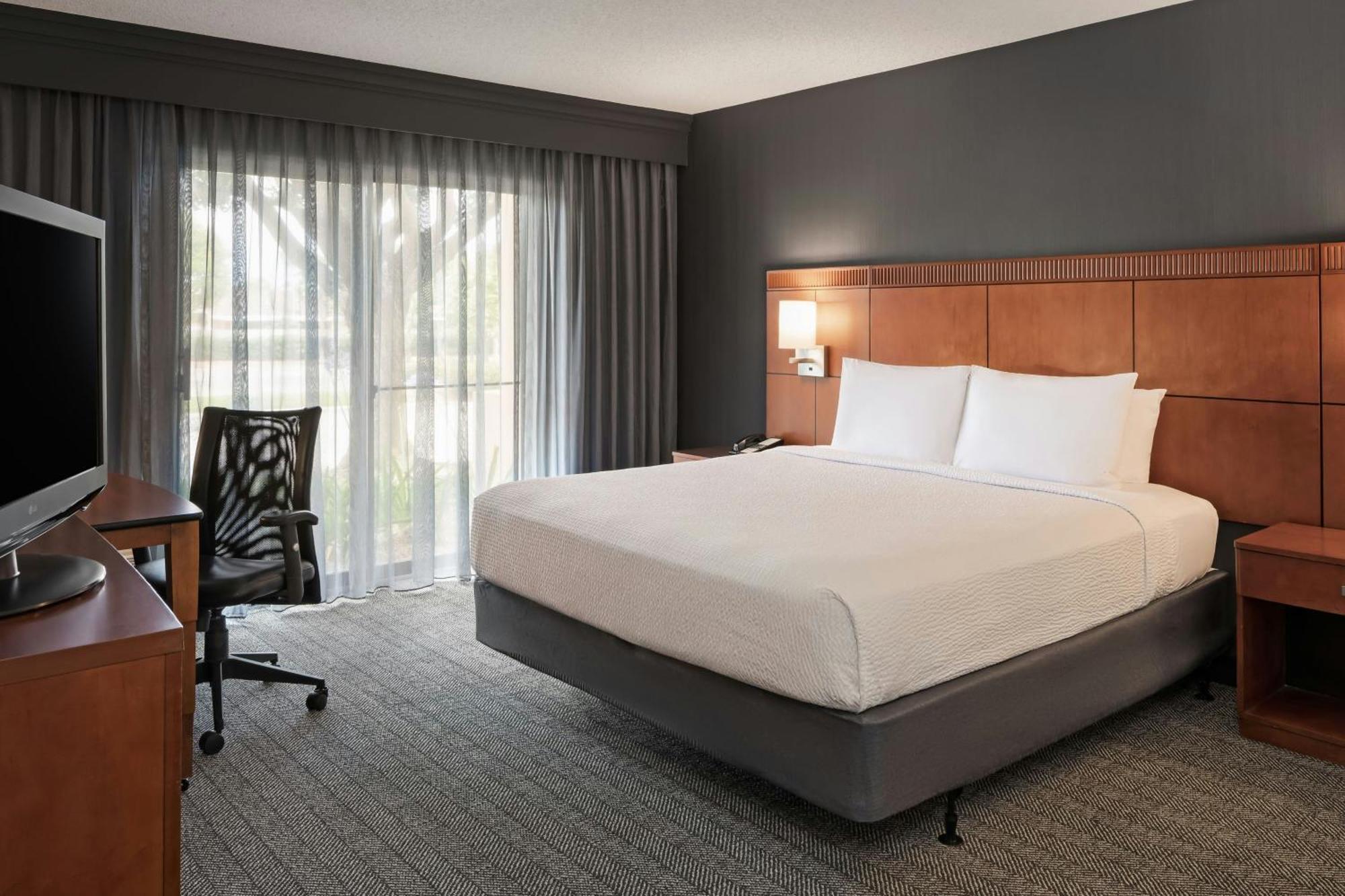 Courtyard Anaheim 3*