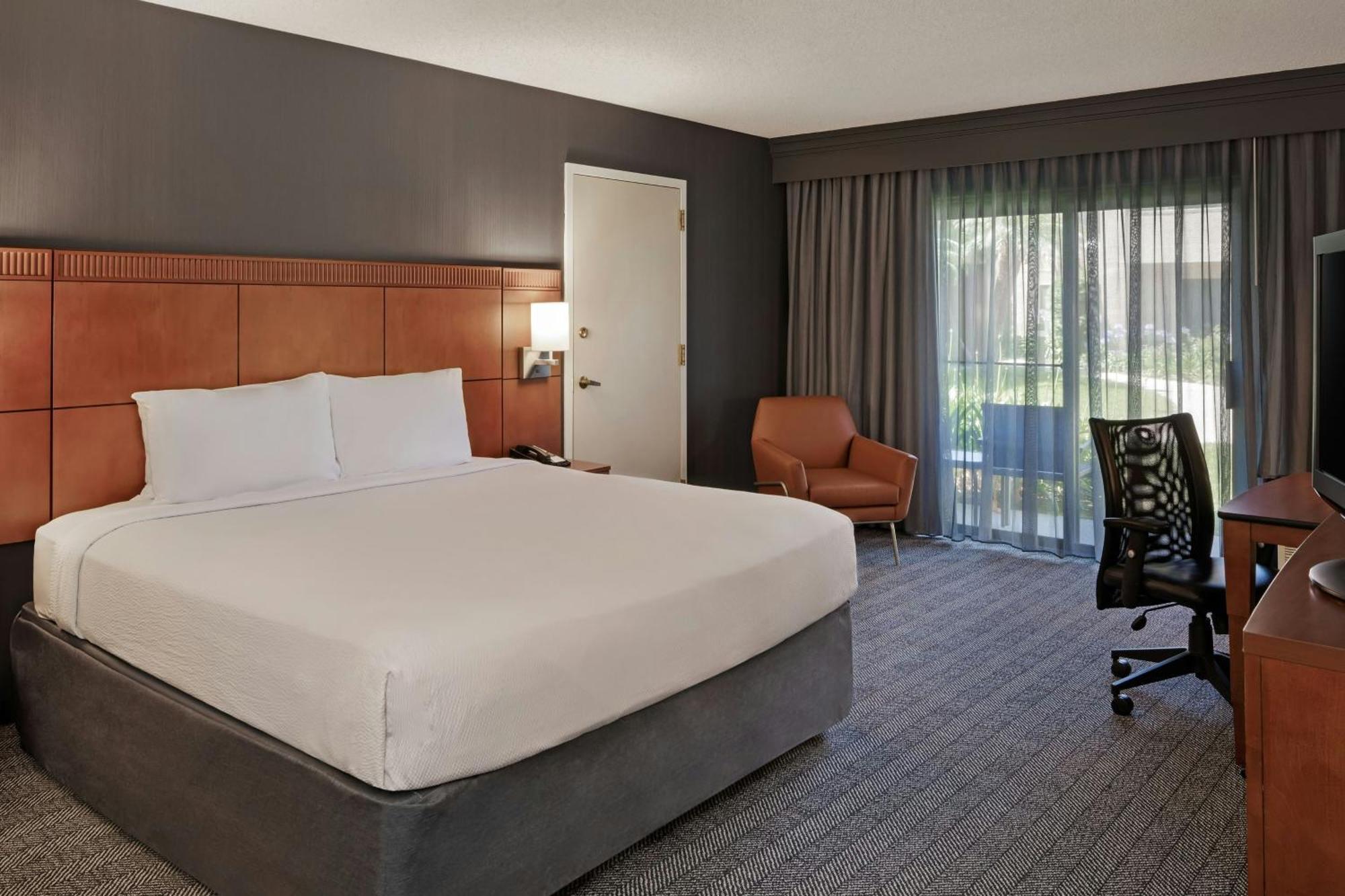 Courtyard Anaheim Hotel 3*