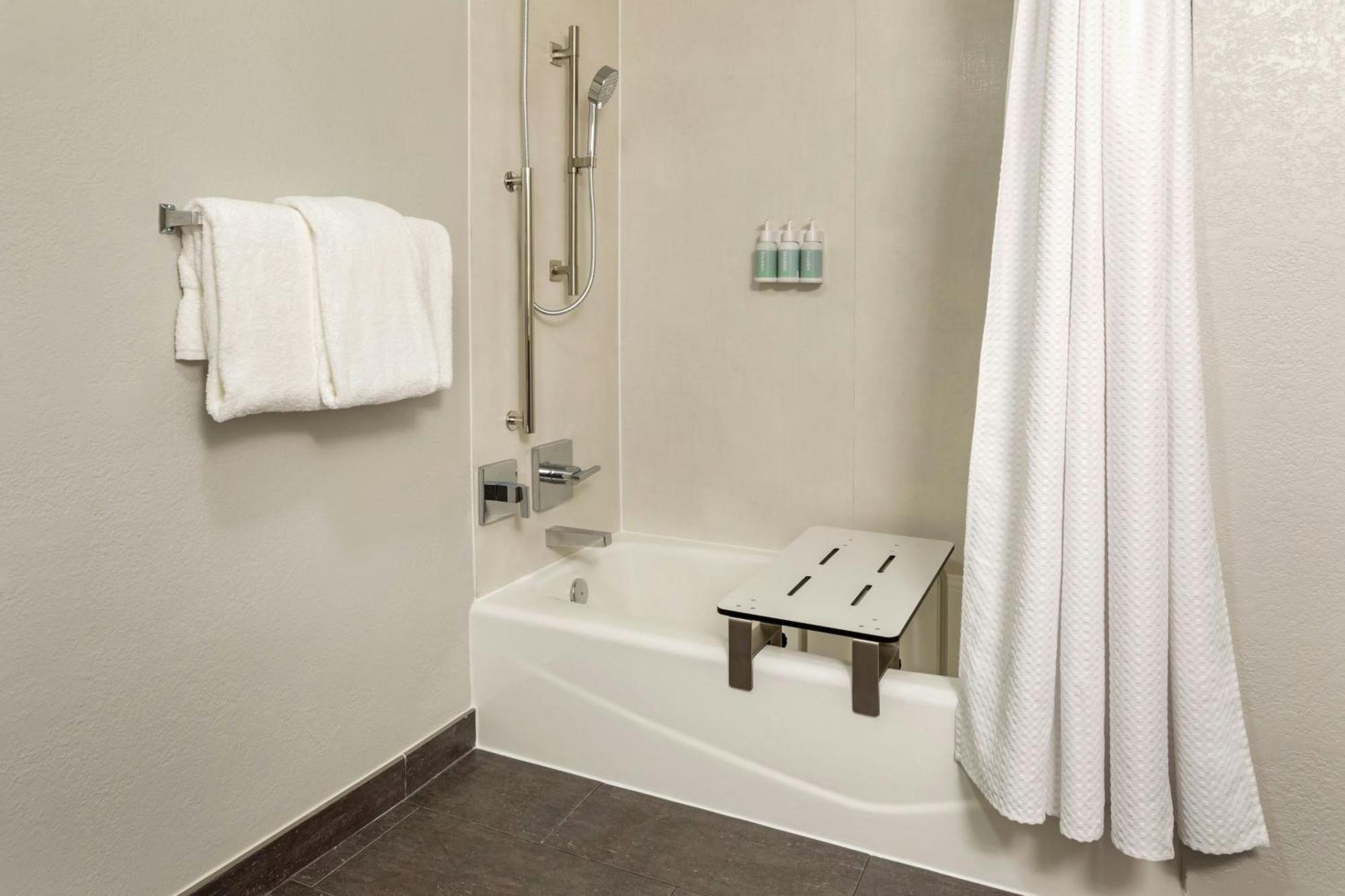 Courtyard Anaheim Hotel 3*