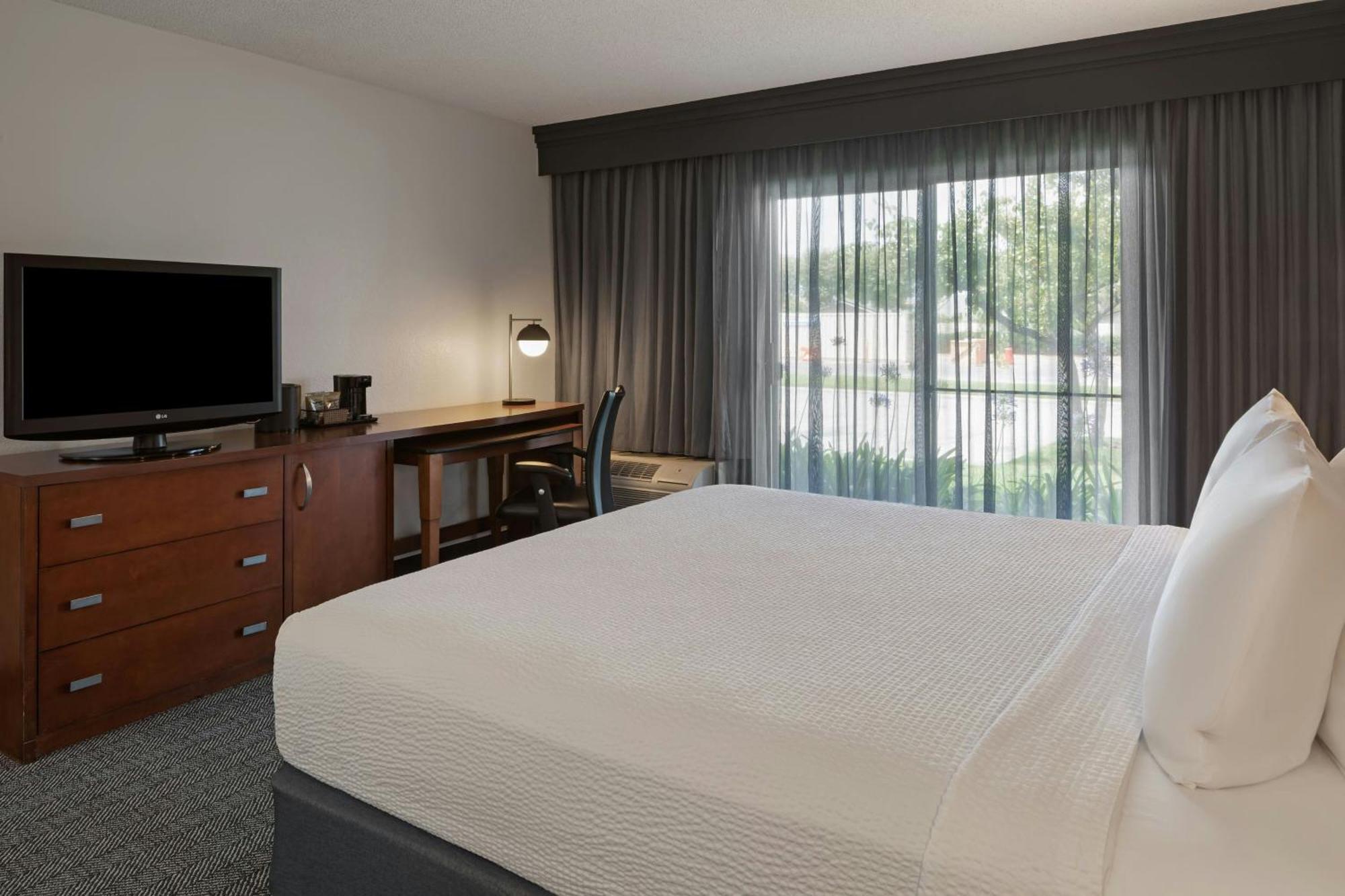 Courtyard Anaheim Hotel