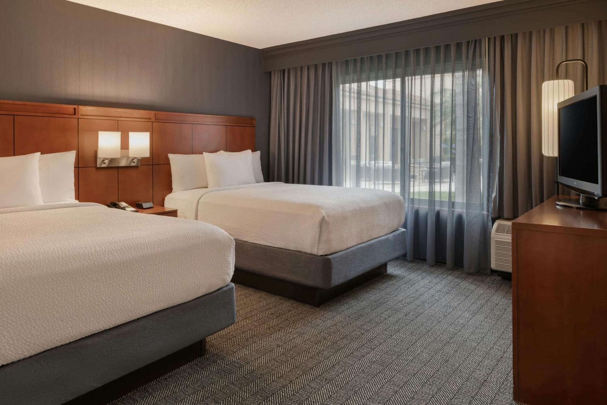 Courtyard Anaheim 3*